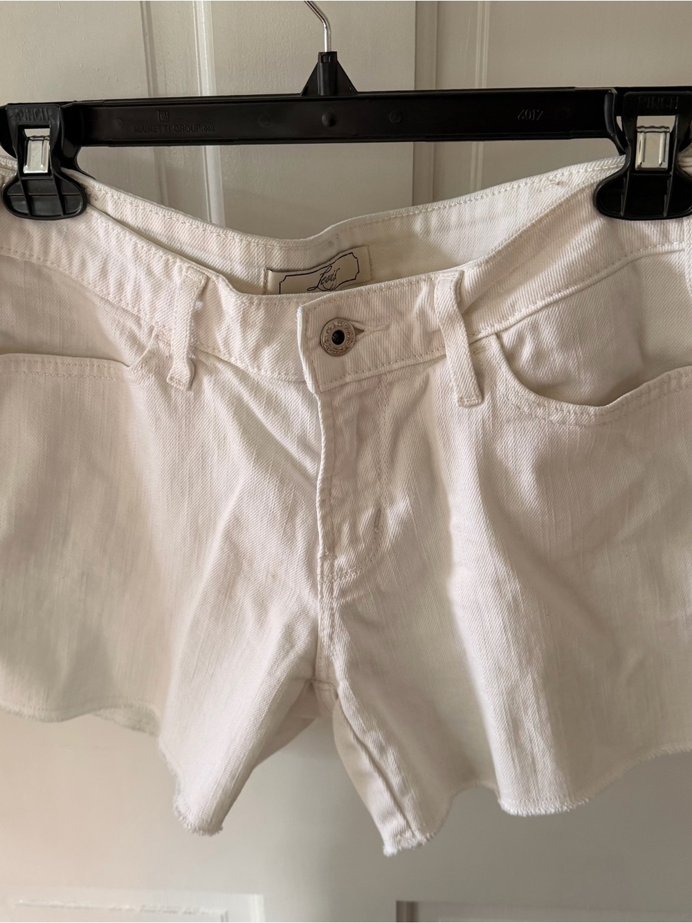 Title: Levi’s White Denim Cutoff Shorts Women’s 8 Stretch Raw Hem 37344-0018